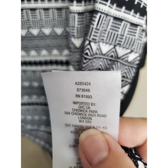 Susan Graver LiquidKnit Geo Print V-Neck Tunic w/Button Detail Size 3X - Picture 8 of 8